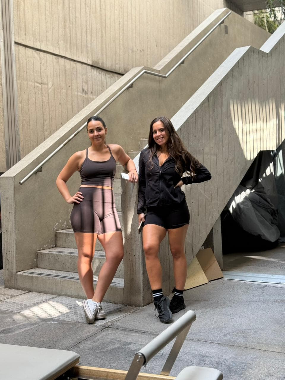 Persona en posición de meditación y pilates